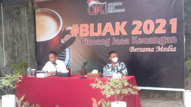 Kepala OJK Perwakilan Sultra Fredly saat mempresentasikan substansi kegiatan BIJAK. Foto: Akbar Tanjung