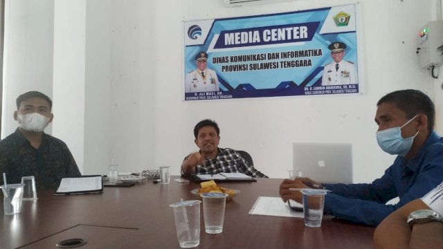 Kadis Kominfo Sultra Ridwan Badallah saat rapat bersama Ketua PWI Sultra Sarjono. Foto: PWI Sultra