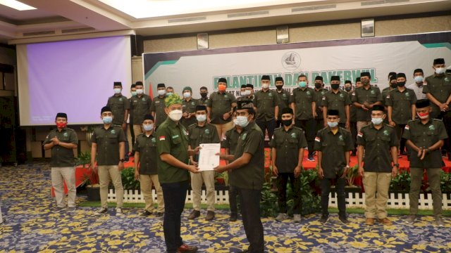 Penyerahan secara simbolik SK PW SNNU Sultra oleh Ketua PP SNNU. Foto: Akbar Tanjung