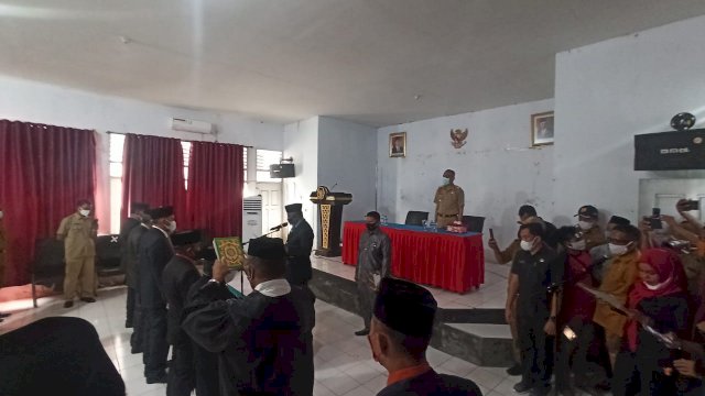 Bupati Buteng Samahuddin saat melantik dan mengambil sumpah lima orang pejabat eselon II Pemkab Buteng. Foto: istimewa