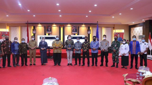Gubernur Sultra Ali Mazi bersama jajaran dan Forkopimda saat mengikuti puncak perayaan HPN 2021 di Aula Rujab Gubernur Sultra. Foto: Akbar Tanjung