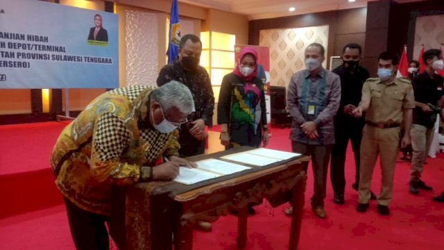 Gubernur Sultra saat menandatangani dokumen hibah aset Pemprov Sultra kepada Pertamina. Foto: Akbar Tanjung