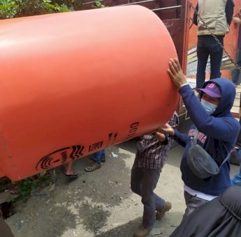 Salurkan Bantuan Tahap ke Tiga Kali Ini FKIP Unismuh Serahkan Tandon dan Seng