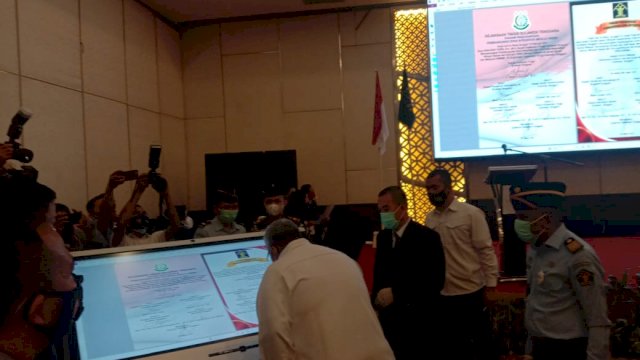 Gubernur Sultra Ali Mazi saat menandatangi pencanangan Zona Integritas antara Kanwil Kemenkumham Sultra dan Kejati Sultra. Foto: Akbar Tanjung