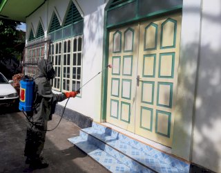 Brimob Yon C Pelopor Sterilkan Rumah Ibadah di Kabupaten Bone, Ada Apa ?