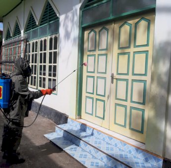 Brimob Yon C Pelopor Sterilkan Rumah Ibadah di Kabupaten Bone, Ada Apa ?