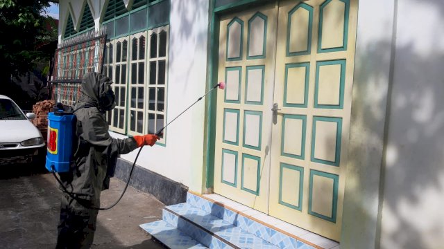 Anggota Batalyon C Pelopor Satbrimob Polda Sulsel, melakukan penyemprotan desinfektan rumah ibadah di Kabupaten Bone, untuk mencegah penyebaran covid-19.