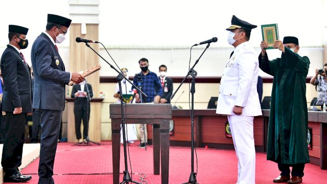 Gubernur Sulsel Prof. Nurdin Abdullah, melantik Irwan Bachri Syam (Ibas) sebagai Bupati Luwu Timur, di Ruang Rapim Kantor Gubernur Sulsel, Kamis (11/02/2021).