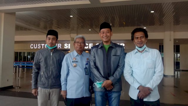 Ketua PWNU Sultra KH. Muslim (kedua dari kiri), Ketua Umum PP SNNU H. Witjaksono (Ketiga dari kiri) dan Ketua PW SNNU Sultra La Ode Ali Musafar (Keempat dari kiri). Foto: Akbar Tanjung