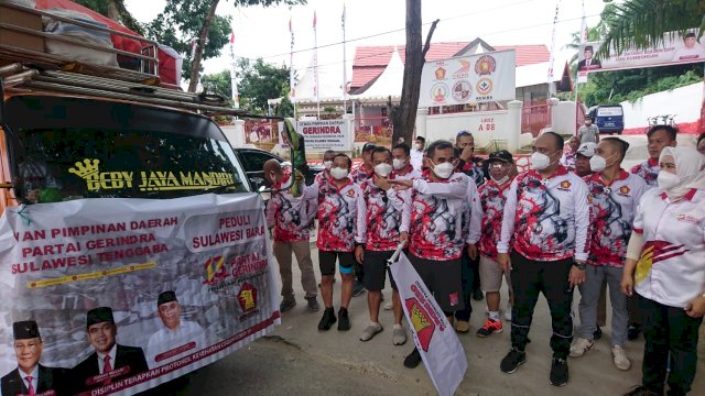 Sekjen DPP Gerindra Ahmad Muzani bersama Ketua DPD Gerindra Sultra Andi Ady Aksar saat melepas bantuan untuk korban Gempa Sulbar. Foto: Akbar Tanjung