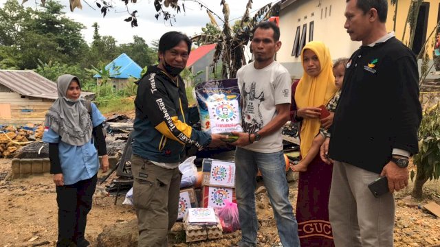Koordinator RANGKUL Kemanusiaan Kecamatan Kendari saat membagikan bantuan sembako pada korban kebakaran di Kel. Anggoeya. Foto: istimewa