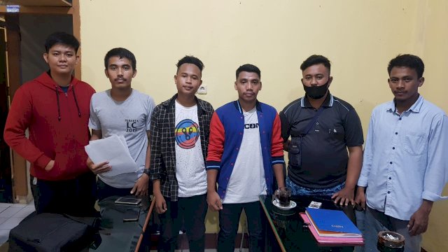 Ketua Harian Lepnaker Sultra Sawal (kanan) bersama pengurus. Foto: istimewa