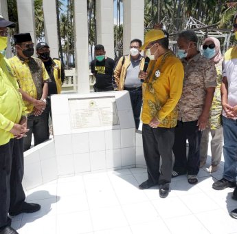 Kunjungi Monumen Perjuangan Golkar Selayar, Taufan Pawe Minta Kader Berdoa dan Mengenang Kader
