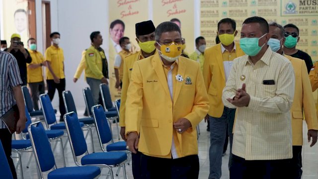 Ketua DPD I Golkar Sulsel Taufan Pawe, bersama Bupati Selayar yang juga Ketua DPD II Golkar Selayar Basli Ali,  saat Musda Golkar Selayar, Minggu (14/02/2021).