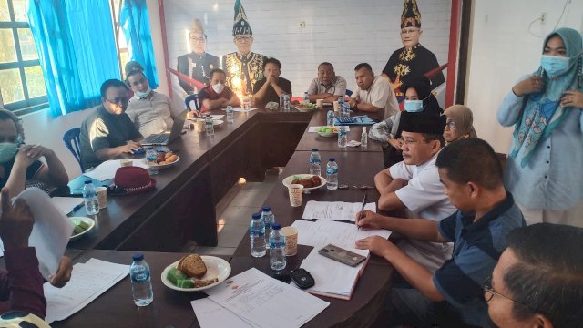 DPP LAT Sultra saat rapat menyelesaikan kasus pelecehan yang melibatkan seorang kepala sekolah dan siswinya. Foto: istimewa