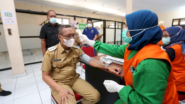 Wakil Wali (Wawali) Kota Palopo, Rahmat Masri Bandaso (RMB) divaksin covid-19 dosis ke-2, di RSUD Sawerigading, Senin (15/2/2021).