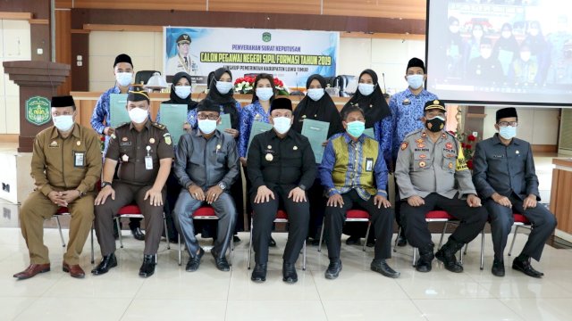 Sebanyak 110 orang Calon Pegawai Negeri Sipil (CPNS) Formasi Umum tahun 2019 Kabupaten Luwu Timur menerima Surat Keputusan (SK) pengangkatan sebagai CPNS di Aula Sasana Praja Kantor Bupati Luwu Timur, Senin (15/02/2021).