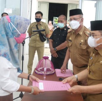 Judas Amir Serahkan Bantuan Peralatan dan Sertifikat Halal Kelompok IKM