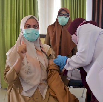 Usai Disuntik Vaksin Covid-19 Dosis Kedua, Bupati Indah Titip Harapan kepada Nakes di Luwu Utara