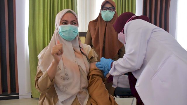 Bupati Luwu Utara Indah Putri Indriani, disuntik Vaksin Dosis Ke-2, Senin (15/02/2021).