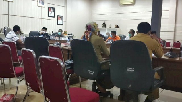 Dewan Perwakilan Rakyat Daerah (DPRD) Luwu Timur menggelar Rapat Dengar Pendapat (RDP) membahas permasalahan pencemaran lingkungan Daerah Aliran Sungai (DAS) Desa Pongkeru, Laskap dan Kelurahan Malili, Senin (15/2/2021).