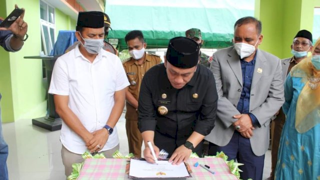 Bupati Luwu Timur, Irwan Bachri Syam (Ibas) meresmikan operasional Puskesmas Bonepute Kecamatan Burau, Senin (15/02/2021). 