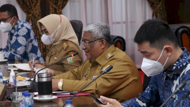 Gubernur Sultra Ali Mazi (tengah) dalam acara penandatangan struktur baru yayasan baru Politeknik Konawe. Foto: Ewit/ Diskominfo Sultra