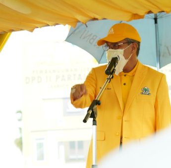 Dukung Pemulihan Ekonomi Ditengah Pandemi, Golkar Serahkan Bantuan UMKM di Takalar