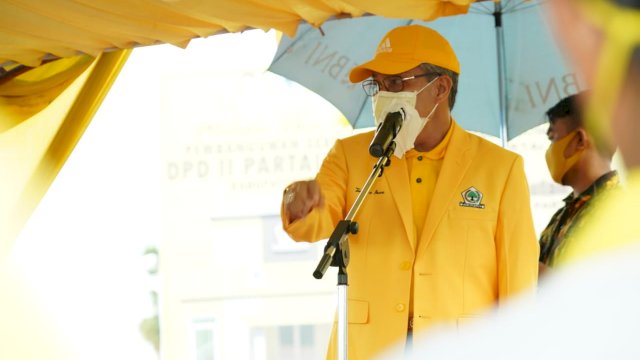 Ketua DPD I Golkar Sulsel Taufan Pawe, memberikan sambutan pada Peletakan Batu Pertama Seretariat DPD II Golkar Takalar, Senin (15/02/2021).