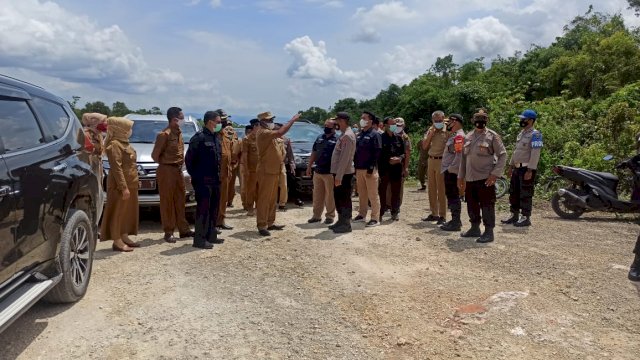 Tim Studi Kelayakan Pembentukan Polres Buteng didampingi Bupati Buteng saat mengunjungi lokasi rencana pembangunan Kantor Porles Buteng. Foto: istimewa