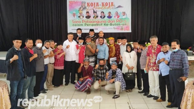 Para tokoh yang menjadi pembicara serta yang hadir dalam kegiatan "Koja-koja Poadhati". Foto: Yusran