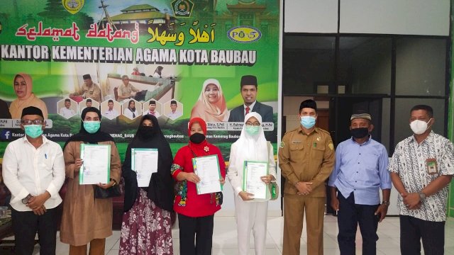 Kepala Kemenag Baubau dan Rombongan Tim Rekam Biometrik beserta jemaah haji penerima pelimpahan porsi Jemaah Haji. Foto: Humas Kemenag Baubau