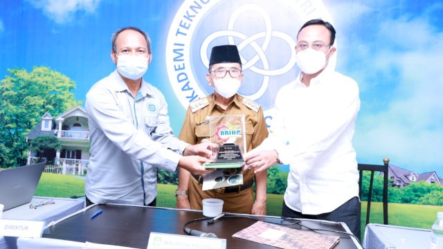 Walikota Palopo, HM. Judas Amir.,MH menghadiri penandatanganan nota kesepahaman antara Akademi Teknologi Industri Dewantara Palopo dengan Balai Besar Industri Hasil Perkebunan (BBIHP) Kementrian Perindustrian RI, Selasa (16/2/2021).