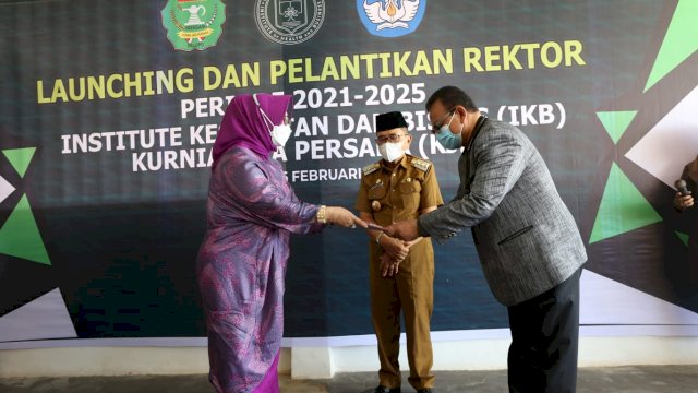 Wali Kota Palopo menghadiri Launching dan Pelantikan Rektor Periode 2021-2025 Institute Kesehatan dan Bisnis (IKB) Kurnia Jaya Persada (KJP) di Maika Beach, Selasa (16/2/2021).