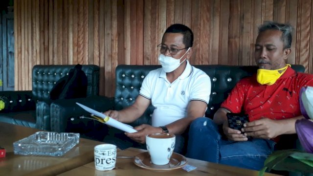 Yusran Hamka (kaos putih) bersama Rais (kaos merah), keduanya dipecat sebagai pincam karena tak mendukung Arifin Junaedi untuk maju di musda DPD II Golkar Luwu Utara.