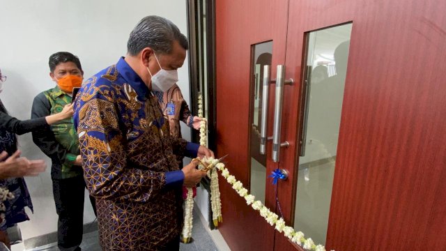 Gubernur Sulsel Prof. Nurdin Abdullah, melakukan pengguntingan pita peresmian Asrama Mahasiswi Anging Mammiri di Yogyakarta, Selasa (16/02/2021).