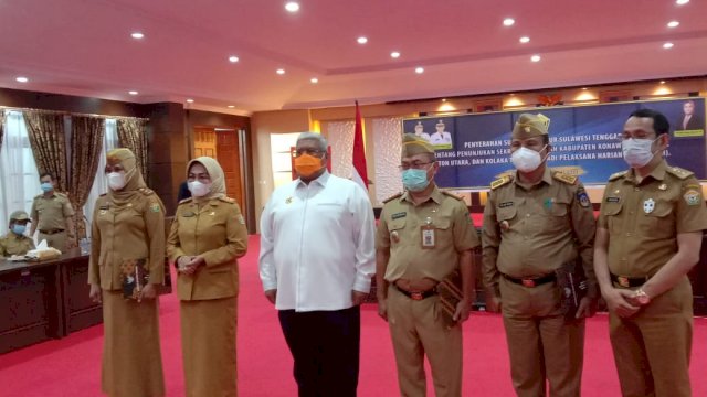 Gubernur Sultra Ali Mazi (ketiga dari kiri) didampingi Sekda Sultra Nur Endang Abbas (kedua dari kiri) dan Asisten I Setda Sultra Basiran (ujung kanan) bersama tiga Plh. Bupati yang baru dilantik. Foto: Akbar Tanjung