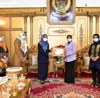 Didaulat Jadi Bunda Genre, Lies F Nurdin Dianugerahi Penghargaan dari BKKBN