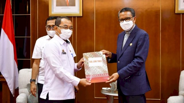 Gubernur Sulawesi Selatan (Sulsel), Nurdin Abdullah, menyerahkan Surat Keputusan (SK) Pelaksana Tugas Harian (Plh) Bupati kepada Sekretaris Daerah (Sekda) Kabupaten Luwu Timur, Bahri Suli di Kantor Gubernur Sulsel, Jalan Urip Sumoharjo, Makassar, Rabu (17/2/2021).