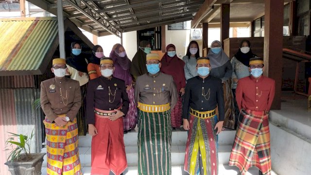 Momentum HUT Ke-61 Parepare, Kepala dan Staf Bappeda Gunakan Baju Adat
