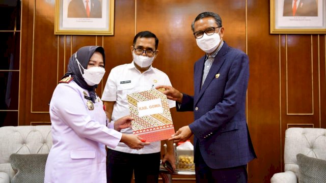 Pj Sekda Gowa Kamsina, menerima SK Tugas sebagai Plh Bupati Gowa oleh Gubernur Sulsel Nurdin Abdullah, di Kantor Gubernur Sulsel, Rabu (17/02/2021). (Istimewa)