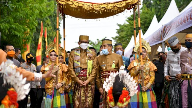 Gubernur Sulsel Prof. Nurdin Abdullah, bersama Bupati Sidrap Dolla Mando saat perayaan HUT Sidrap, Kamis (18/02/2021).