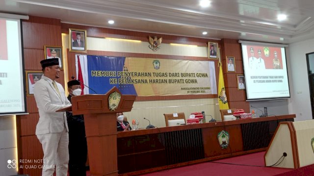 Bupati Gowa terpilih 2021-2024 Adnan Purichta Ichsan, didampingi Wakilnya Abd. Rauf Malaganni saat menyampaikan sambutan pada Memori Penyerahan Tugas dari Bupati Gowa ke Pelaksana Harian Bupati Gowa, di Baruga Karaeng Galesong, Kantor Bupati Gowa, Jumat (19/02/2021). Foto: Rhany