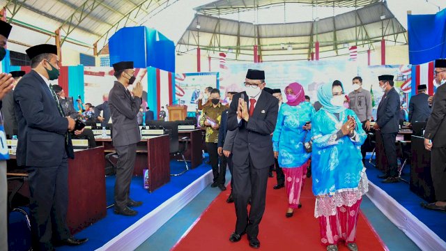 Gubernur Sulsel Prof. Nurdin Abdullah bersama Istrinya Liest F Nurdin, saat menghadiri Hari Jadi Kabupaten Pinranf ke-61, Jumat (19/02/2021).