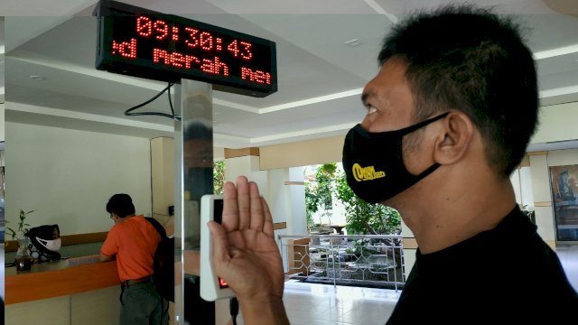 Salah satu perkunjung Kantor Wali Kota Parepare melakuang Screening suhu tubuh, Jumat (19/02/2021).
