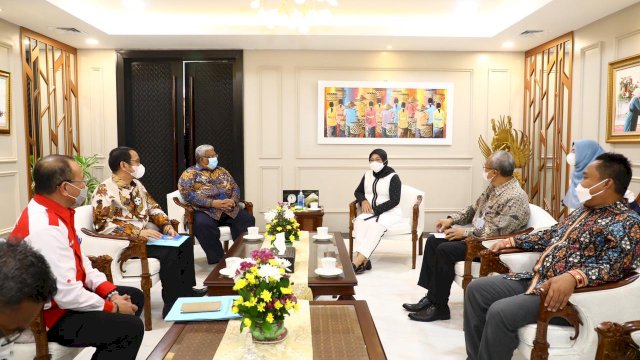 Gubernur Sultra Ali Mazi saat bertemu Menteri Ketenagakerjaan RI Ida Fauziah di ruang gedung Kemenaker RI. Foto: istimewa