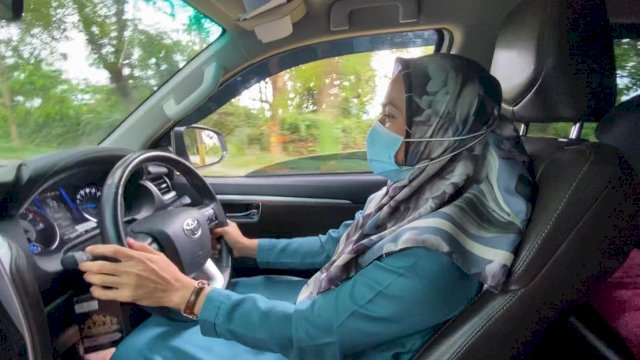 Bupati Luwu Utara 2016-2021 Indah Putri Indriani, menyetir mobil sendiri saat akan pergi ke salah satu Rumah Makan di Masamba, Sabtu (20/02/2021).