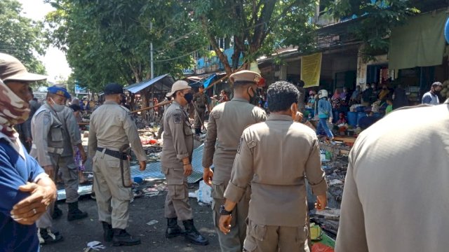Sedikitnya 300 lapak liar di bahu Jalan KH Ahmad Dahlan sekitar Pasar Niaga Palopo (PNP) dibongkar paksa petugas Satuan Polisi Pamong Praja (Satpol PP), Sabtu (20/2/2021).