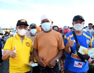 Gandeng PT Bintang Toedjoe, Wawali Palopo Bagi Masker dan Vitamin Gratis ke Nelayan