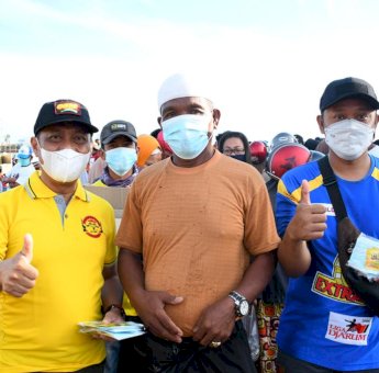 Gandeng PT Bintang Toedjoe, Wawali Palopo Bagi Masker dan Vitamin Gratis ke Nelayan